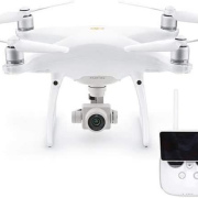 DJI - Drone Phantom 4 PRO Plus V2.0 - enregistre des vidéo 4K / 60fps et des images en à 14 vps, avec télécommande et moniteur intégré - Blanc